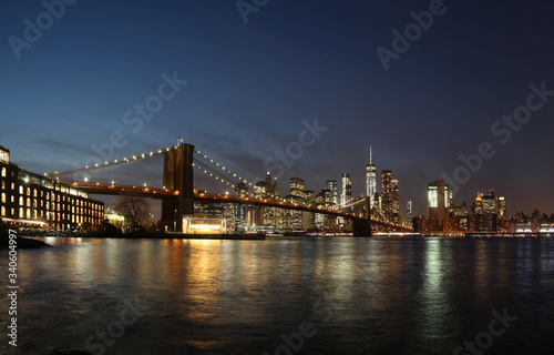Brooklyn Bridge und Skyline New York City   Manhatten