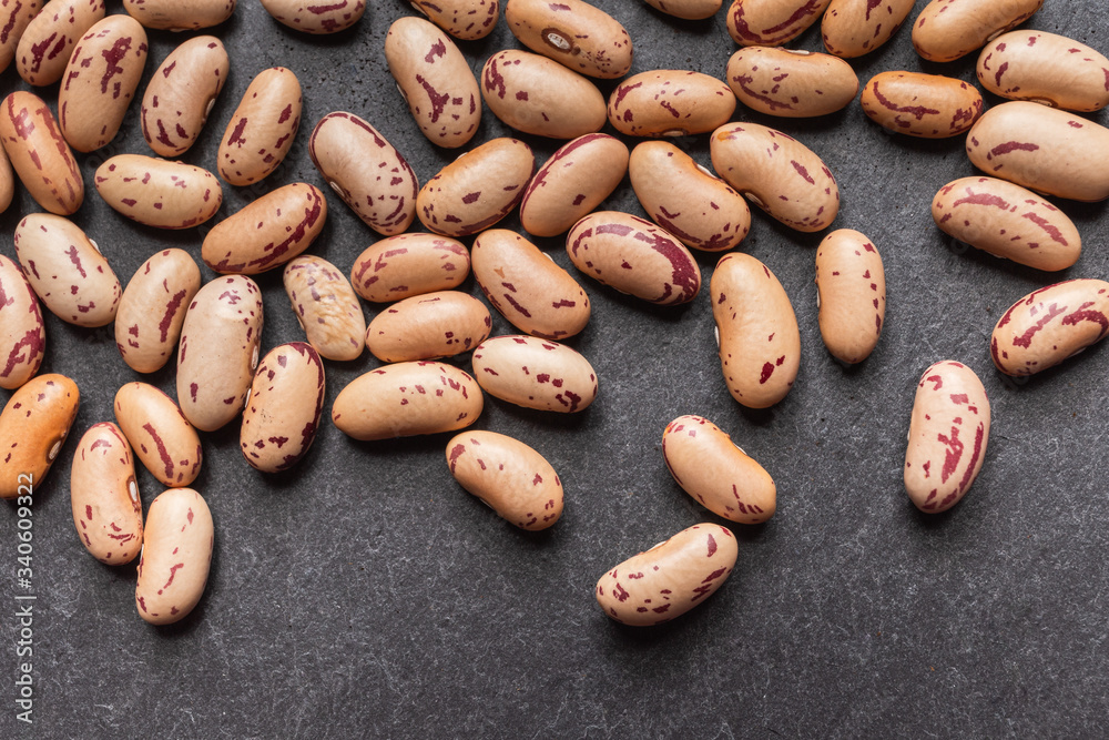 Fototapeta premium close up of cranberry beans with black background