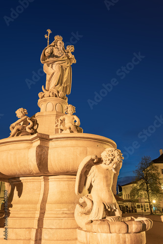 Brunnen, Kapellplatz, Nachtaufnahme, Blaue Stunde, Altötting, Landkreis Altötting, Oberbayern, Bayern, Deutschland