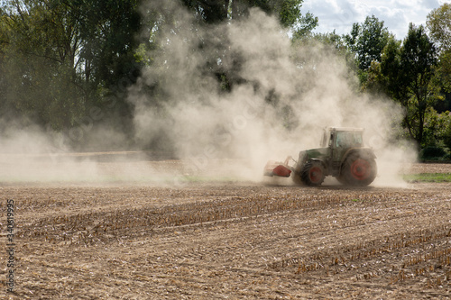 Symbolbild für Dürre und Wassermangel, Landwirt wirbelt mit Traktor Staub auf © Werner