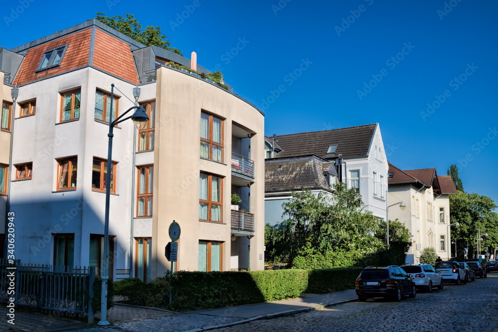 Fototapeta premium rostock, deutschland - straße mit sanierten häusern