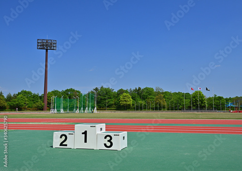 陸上競技場と表彰台