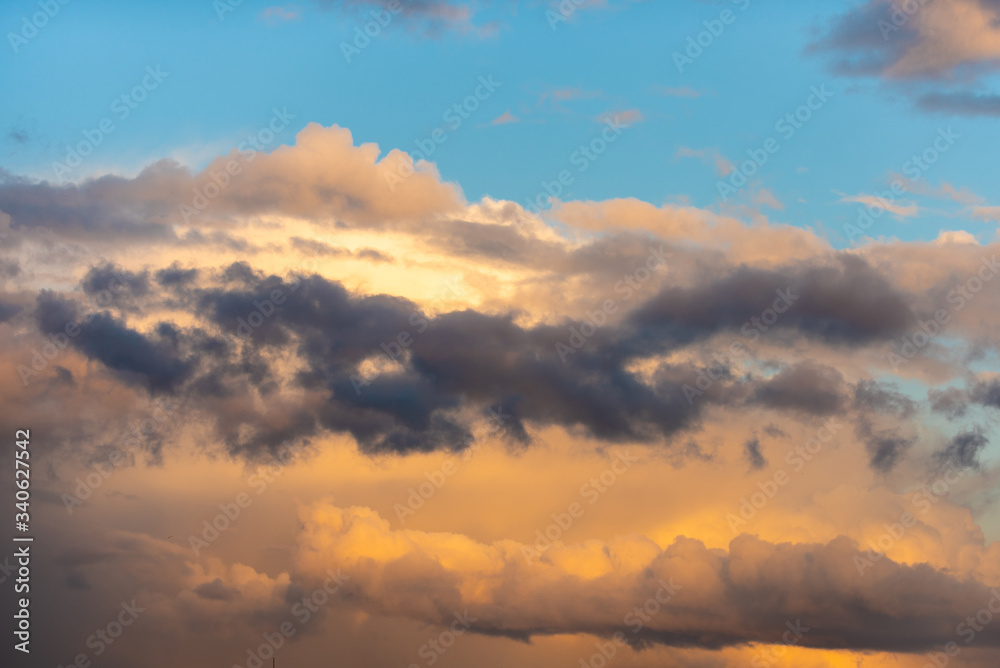 Obraz premium bright and juicy clouds at sunset with blue sky