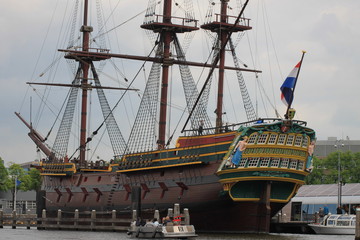 Plexiglas schilderij Schip Oud Hollands zeilschip in haven  © Martina