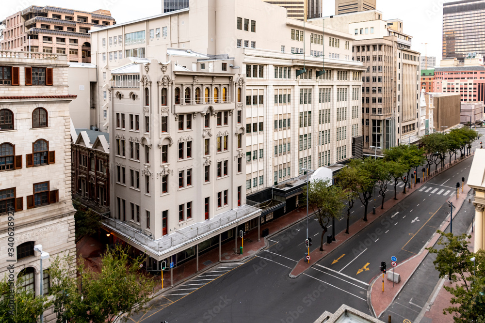 Obraz premium Opuszczona Adderley Street w Kapsztadzie podczas blokady koronawirusa