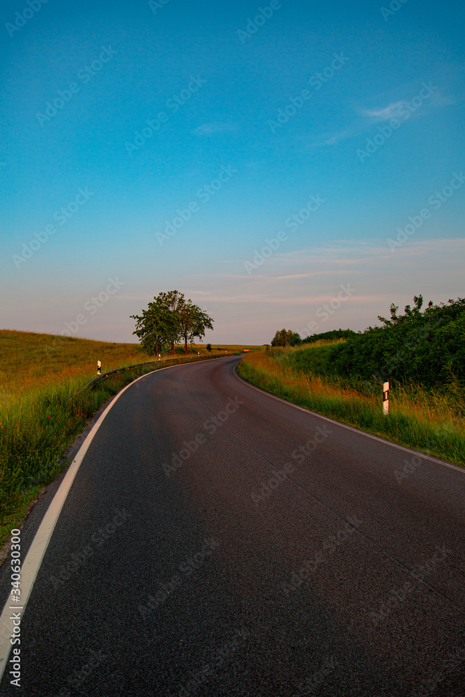 Fototapeta premium Straße den Berg hoch