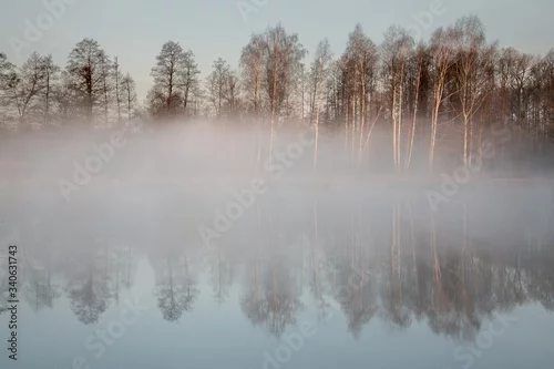 Obraz Mglisty poranek nad stawem