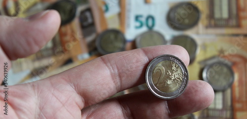 Monete da 2 euro e banconote - ricchezza
