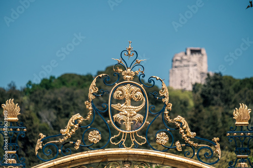 Emblème de Nîmes et Tour Magne