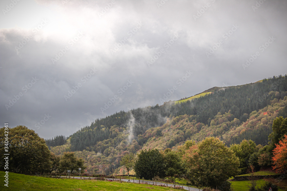 Montaña con nubes y niebla en Asturias