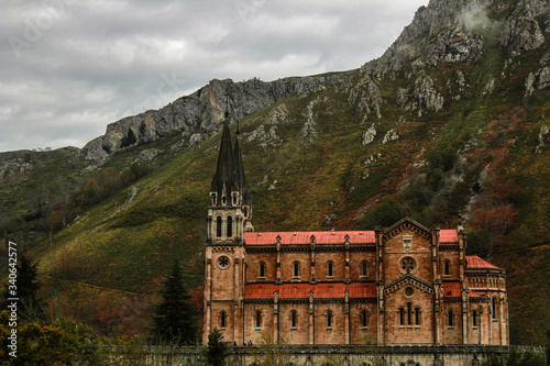 Bas  lica de Covadonga en Asturias con monta  as de fondo
