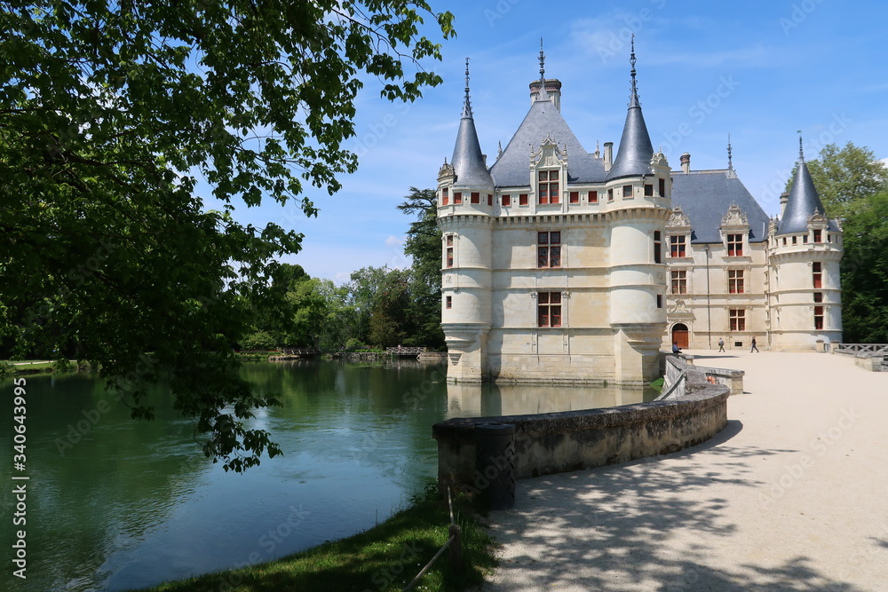 Châteaux de la loire, château d'Azay-le-Rideau au bord de l'eau (France)
