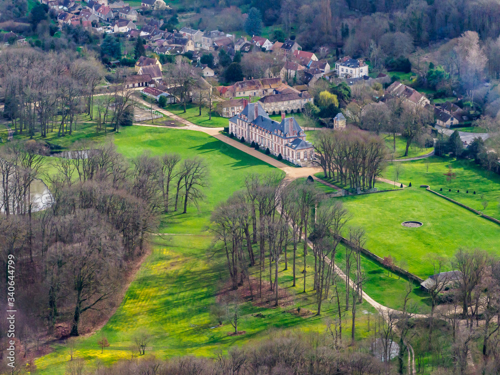 vue aérienne du château de Bandeville dans l'Essone en France