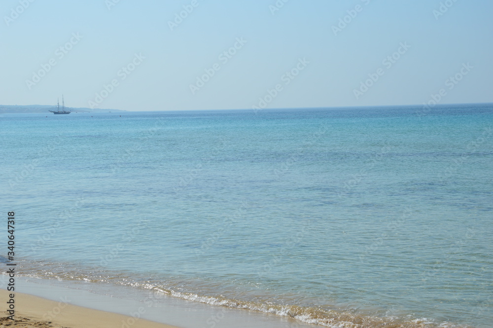 Barca nel mare - Pescoluse, Salento, Puglia, Italia - 24 giugno 2016. Mare cristallino e spiaggia di sabbia fine dorata, questo è il mare del Salento, chiamato anche le 