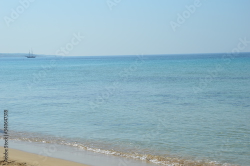 Barca nel mare - Pescoluse, Salento, Puglia, Italia - 24 giugno 2016. Mare cristallino e spiaggia di sabbia fine dorata, questo è il mare del Salento, chiamato anche le "Maldive del Salento"