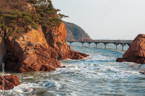 Wallpaper Mural Westbound rocky shore of with red rocks during high tide. Late afternoon view. Torontodigital.ca