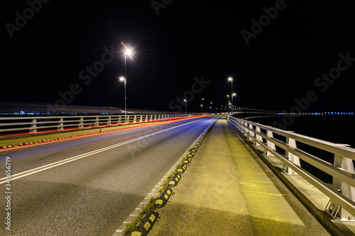 light from car lights in the night on a bridge
