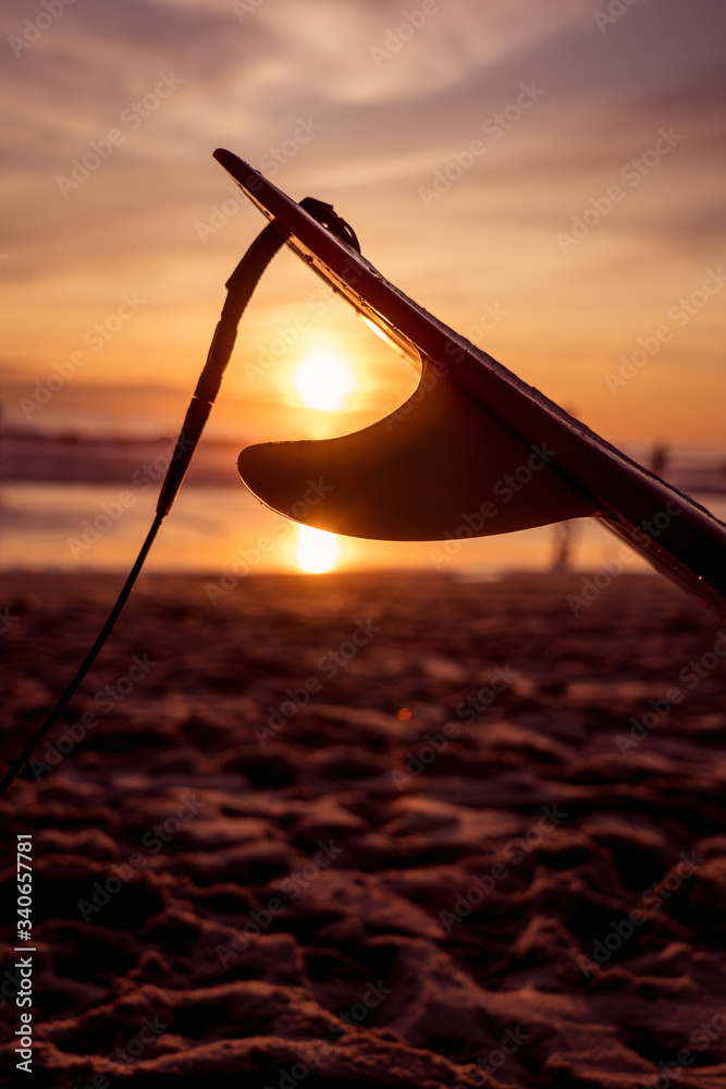 Silueta de una tabla de surf durante la puesta de sol en la playa de Francia. 
