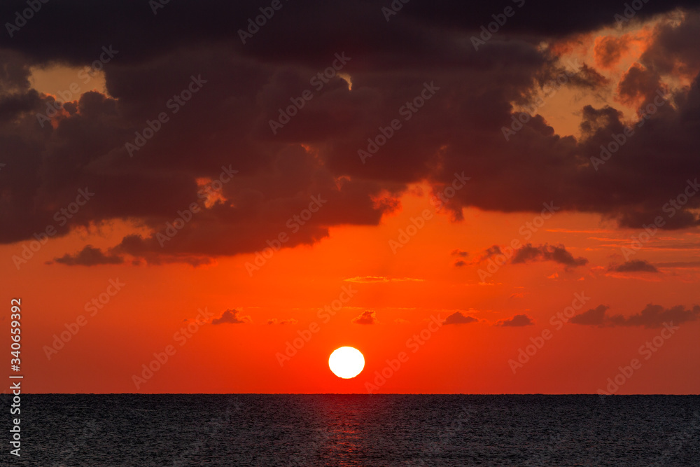 日本最南端、沖縄県波照間島・海辺の夕景