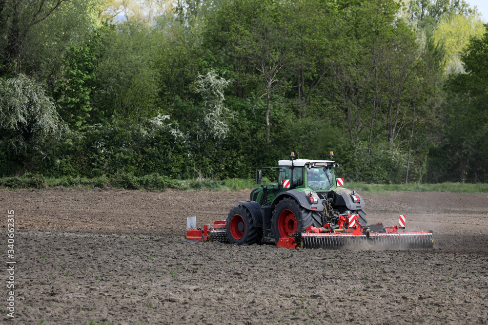 Landwirt Bauer mit seinem Traktor auf dem Feld Landwirt Bauer mit seinem Traktor auf dem Feld