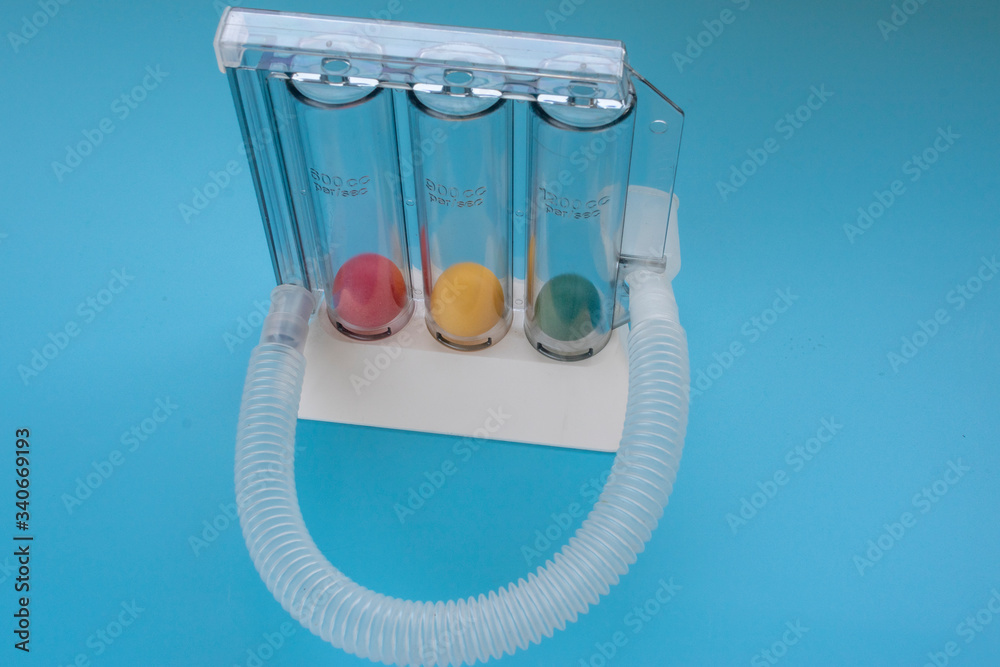 Foto de Doctor's triball incentive spirometry in hospital. The Tri