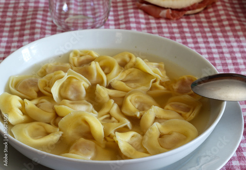 Cibo italiano. Cappelletti in brodo di gallina. Piatto tipico della regione Emilia Romagna Italia.