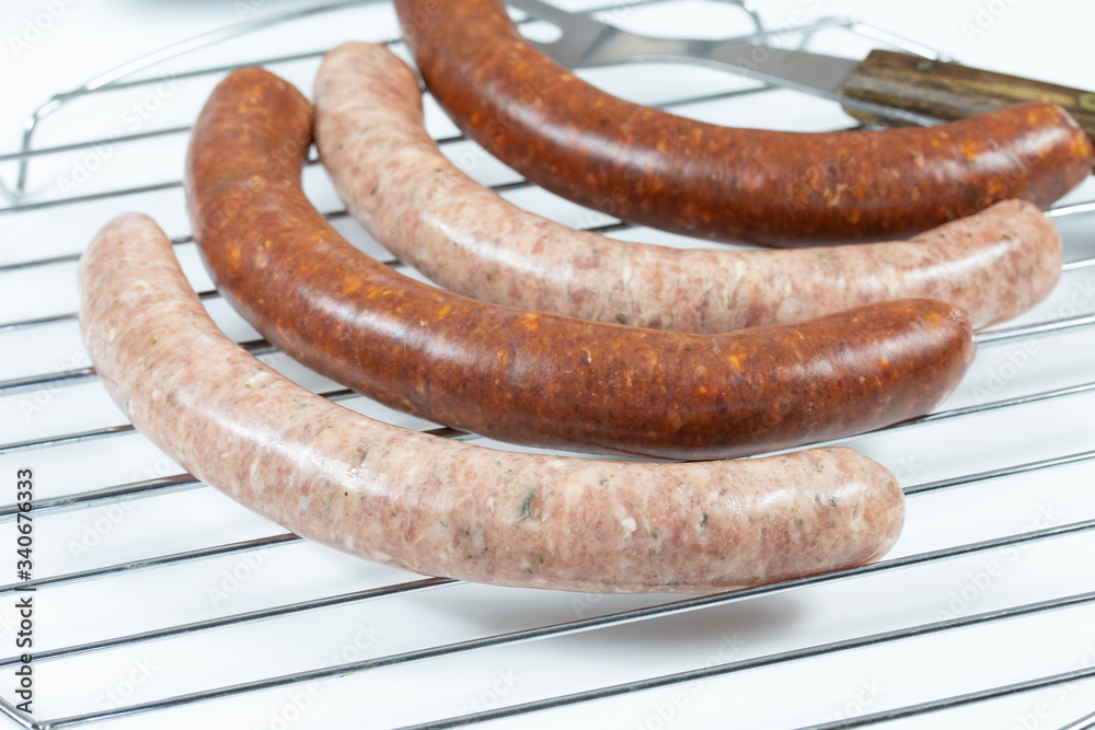 Fototapeta premium plusieurs merguez et saucisses sur un fond blanc