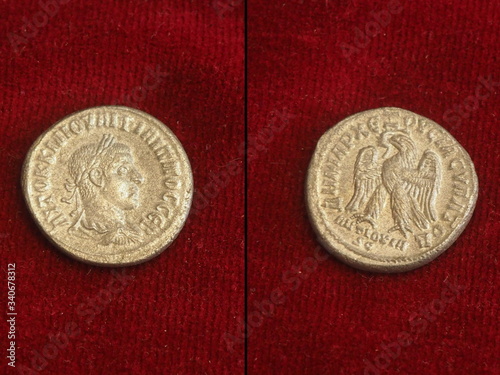 Anverso y reverso de monedas de plata del Imperio Romano. Antigua Roma. Denario, sestercio, tetradracma, dracma, antoniniano, follis. photo