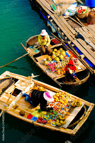 The Vietnam flowing market on the boat in Ha Long bay © Magdalena