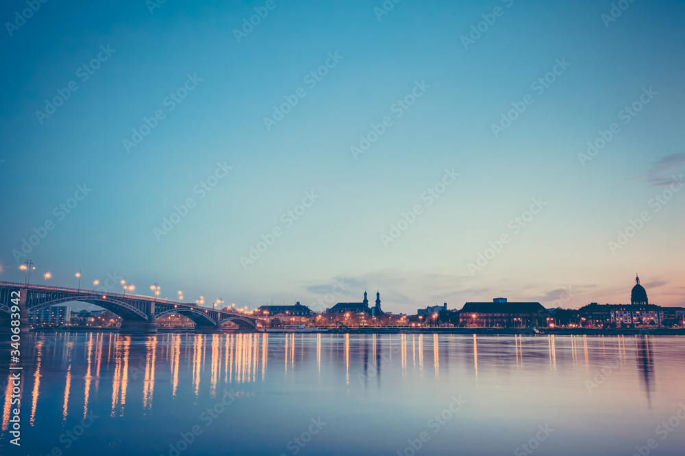 Die Theodor-Heuss-Brücke in Mainz bei Sonnenuntergang im Vintage-Look