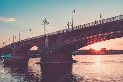 Die Theodor-Heuss-Brücke in Mainz bei Sonnenuntergang im Vintage-Look