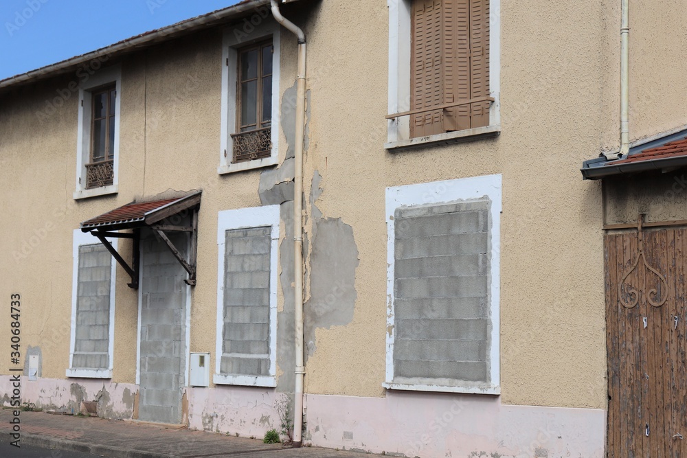 Fenêtres murées d'une maison destinée à la démolition - Ville de Corbas - Département du Rhône - France