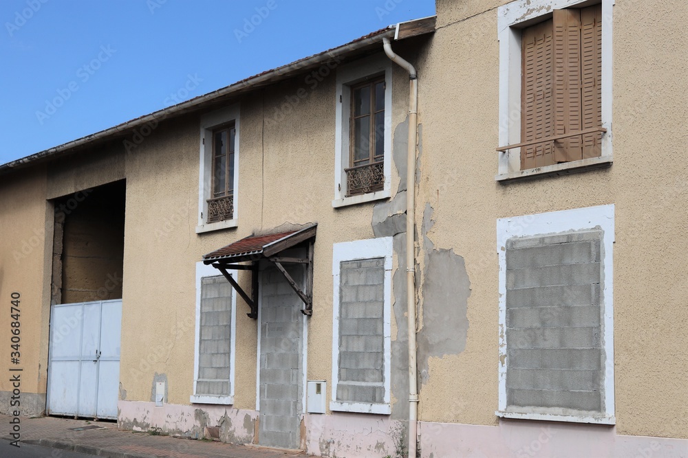 Fenêtres murées d'une maison destinée à la démolition - Ville de Corbas - Département du Rhône - France