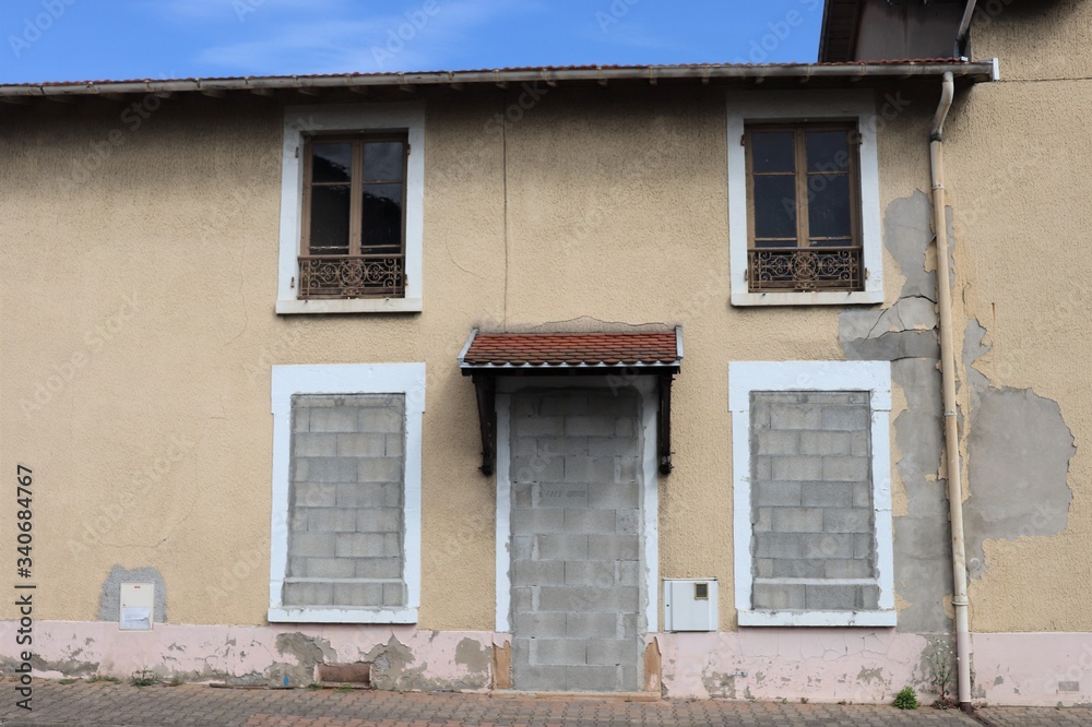 Fenêtres murées d'une maison destinée à la démolition - Ville de Corbas - Département du Rhône - France