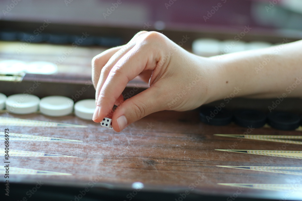 Mann spielt Backgammon Mann spielt Backgammon