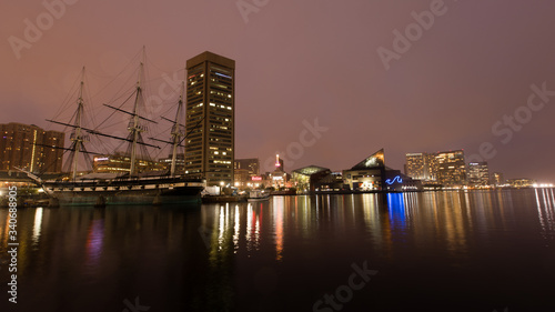 Tableau sur toile USS Constellation warship in Inner Harbor, Baltimore