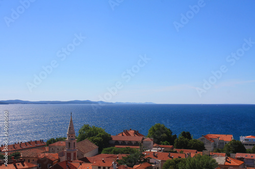 Obraz na płótnie Beautiful view of the rooftops of Zadar from above and the Adriatic Sea. The horizontal landscape of the European city, a clean and beautiful view of the red roofs from a bird's eye view. w salonie