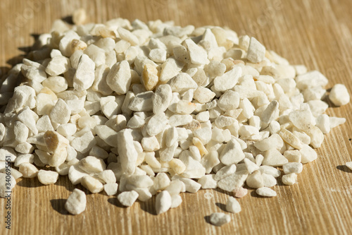Fotografía Heap of zeolite stone on the wooden background