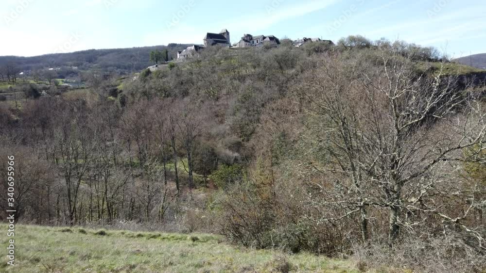 Chasteaux (Corrèze, France) - Vue du village, du lac de Causse et des vignobles depuis la montagne pelée Chasteaux (Corrèze, France) - Vue du village, du lac de Causse et des vignobles depuis la montagne pelée