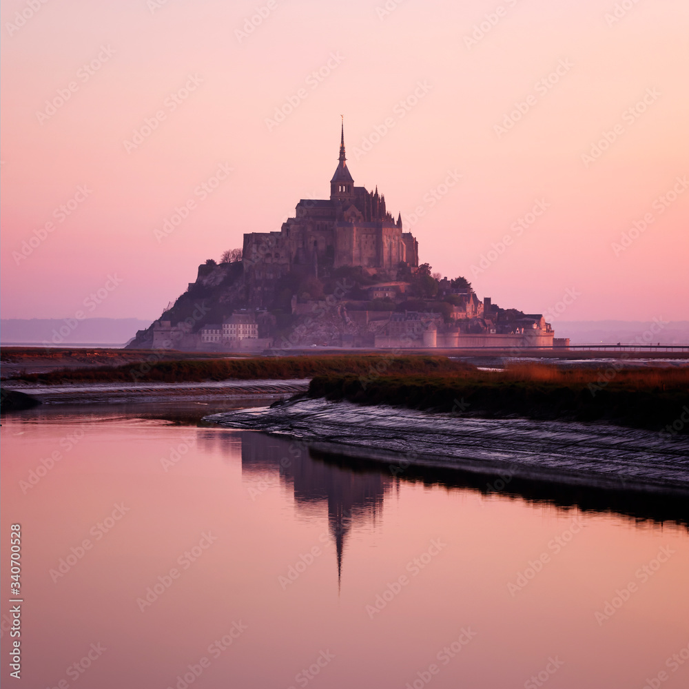 Fototapeta premium Sunset over the Mont Siant Michel, Normandy