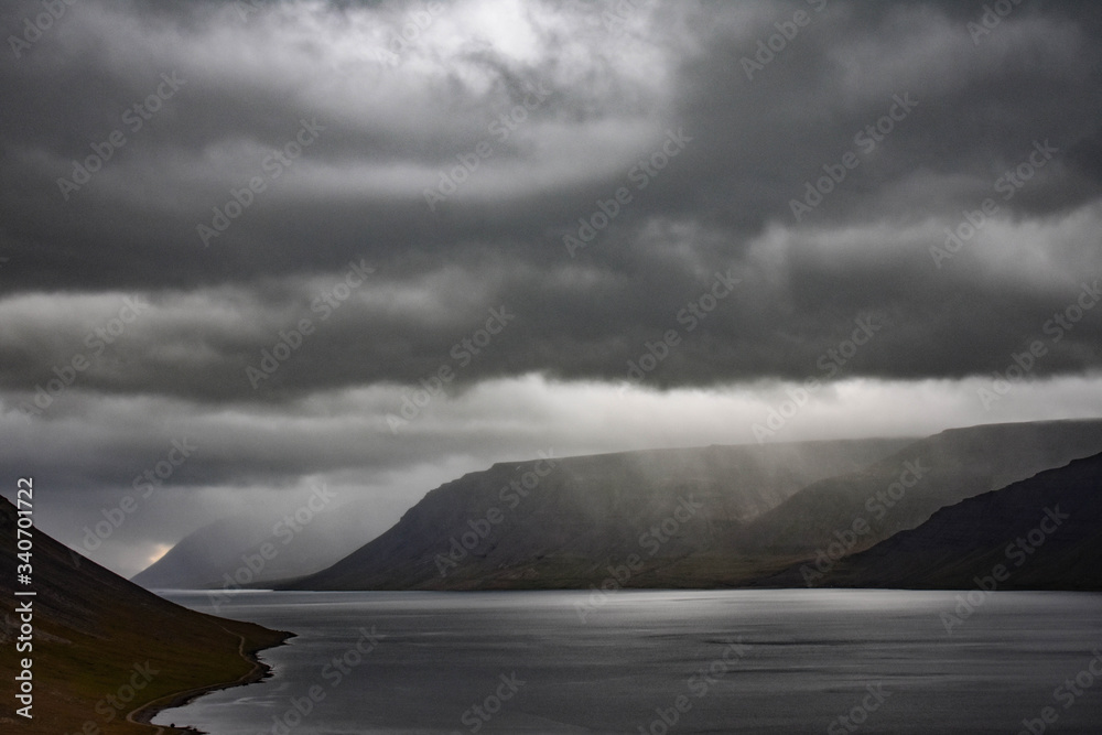 Fiordo de Islandia en un día de tormenta. Fiordo de Islandia en un día de tormenta.