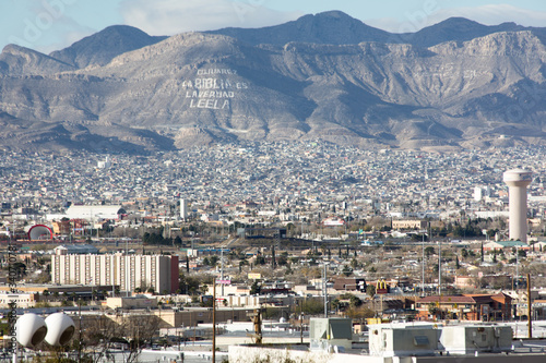 Obraz na plátně El Paso skyline, with mountain on the Mexican side of the border