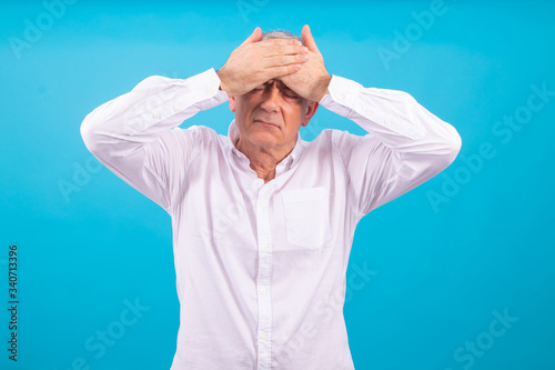 Fotografi adult or senior man isolated on color background with your hands on your head