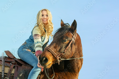 Pretty blondy women with the horse © alexpoison