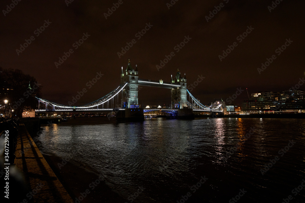 Obraz premium tower bridge at night