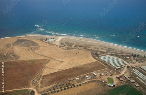 Ackerland an der Küste der Episkopi-Bucht in der Nähe von Paphos auf Zypern
