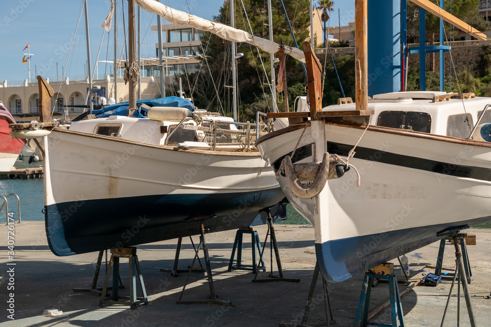 Fototapeta premium Boote im Trockendock warten auf einen frischen Anstrich in einem Spanischen Hafen