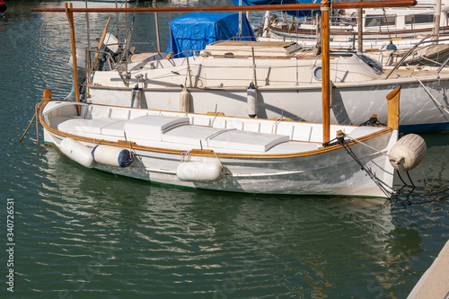 schönes altes Holzboot in einem Hafen in Spanien