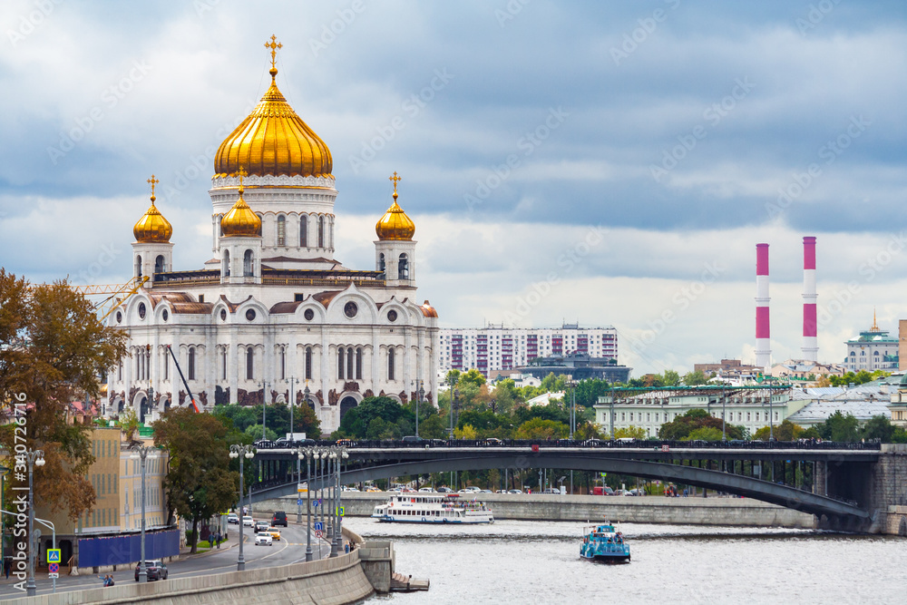 Fototapeta premium General view on a Cathedral of Christ the Savior and Bolshoy Kamenny Bridge