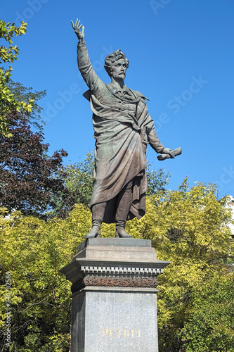 Obraz na płótnie Budapest, Hungary. Monument to Sandor Petofi, the Hungary's national poet and one of the key figures of the Hungarian Revolution of 1848. The monument was erected in 1882. w salonie